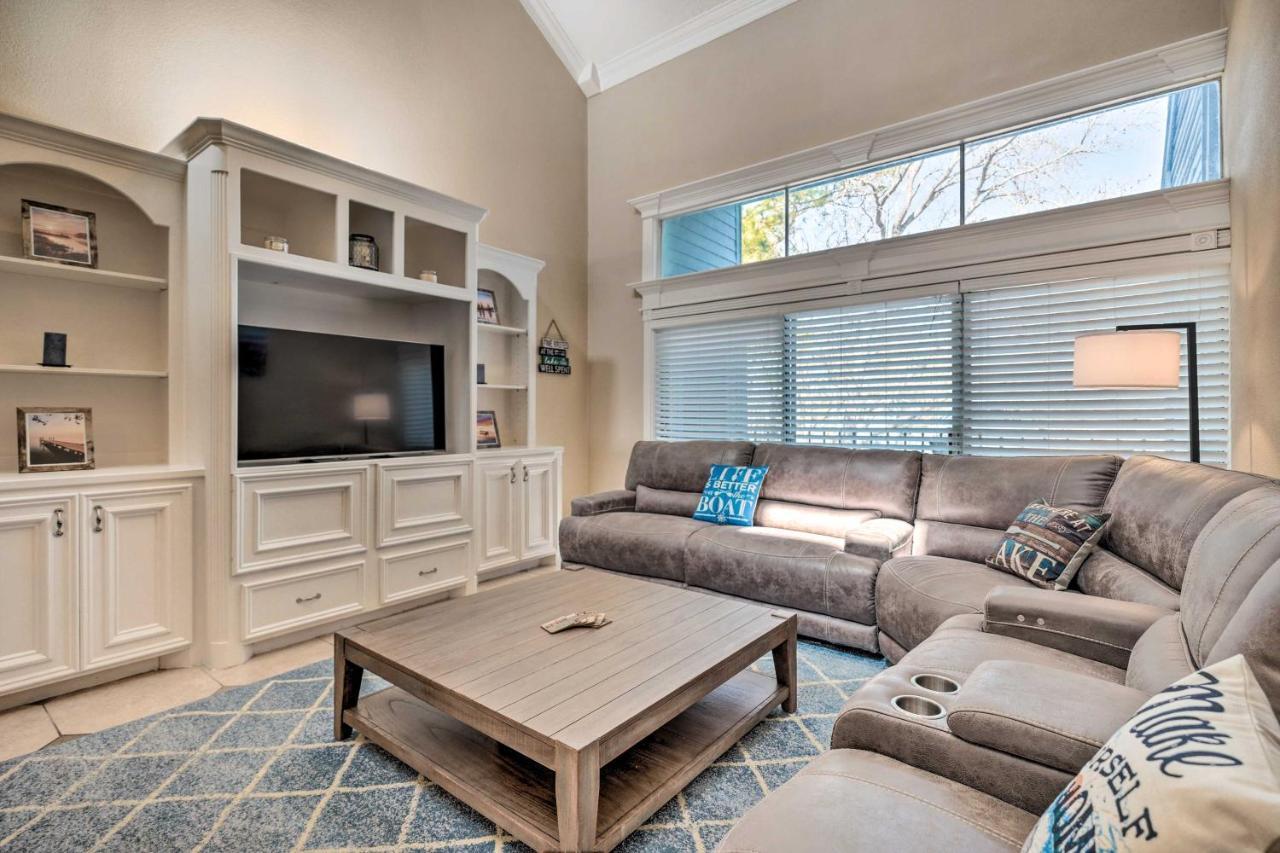 Idyllic Montgomery Condo With Pool And Lake View! エクステリア 写真