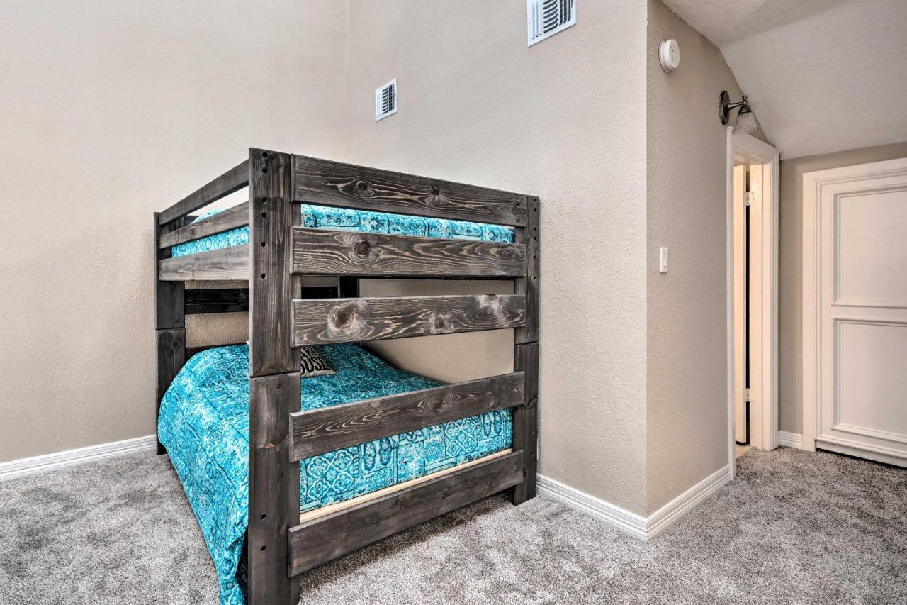 Idyllic Montgomery Condo With Pool And Lake View! エクステリア 写真