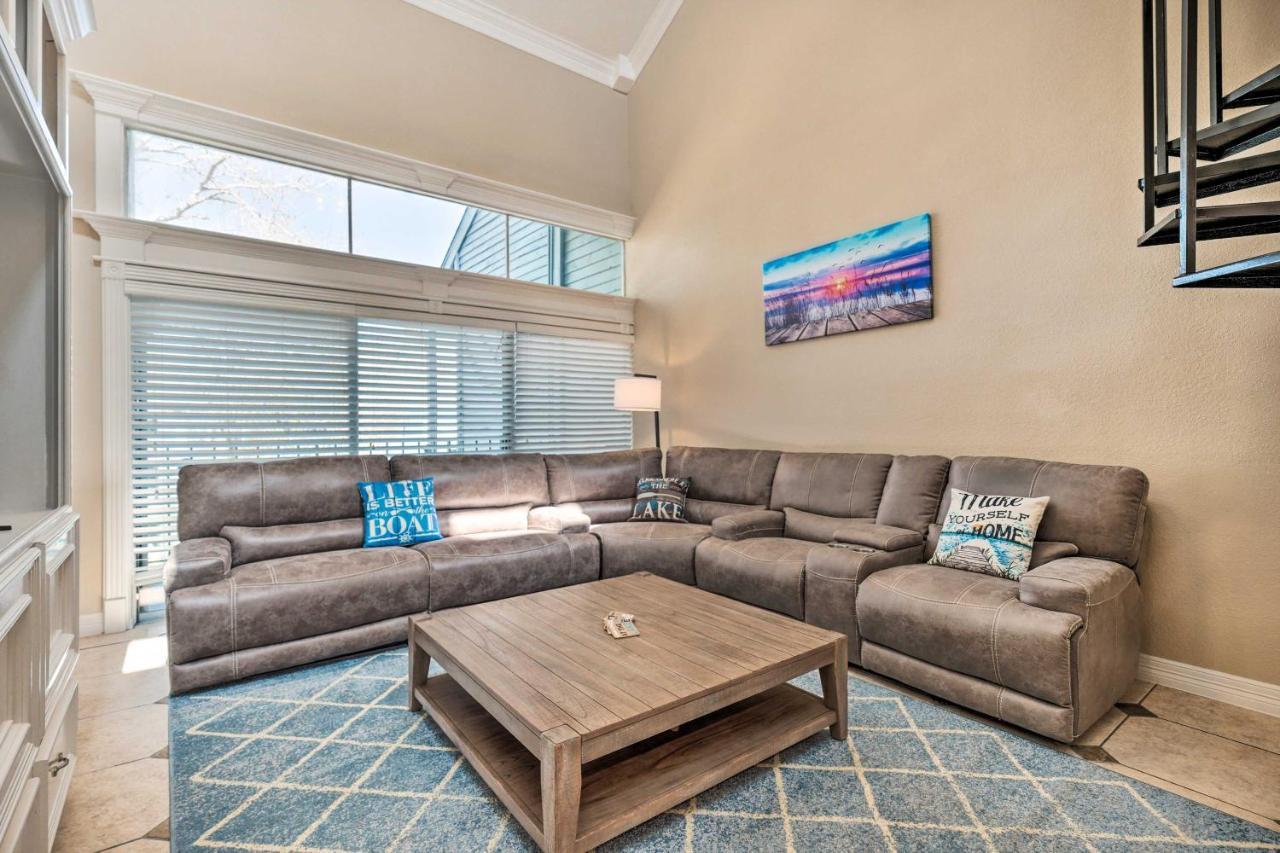 Idyllic Montgomery Condo With Pool And Lake View! エクステリア 写真