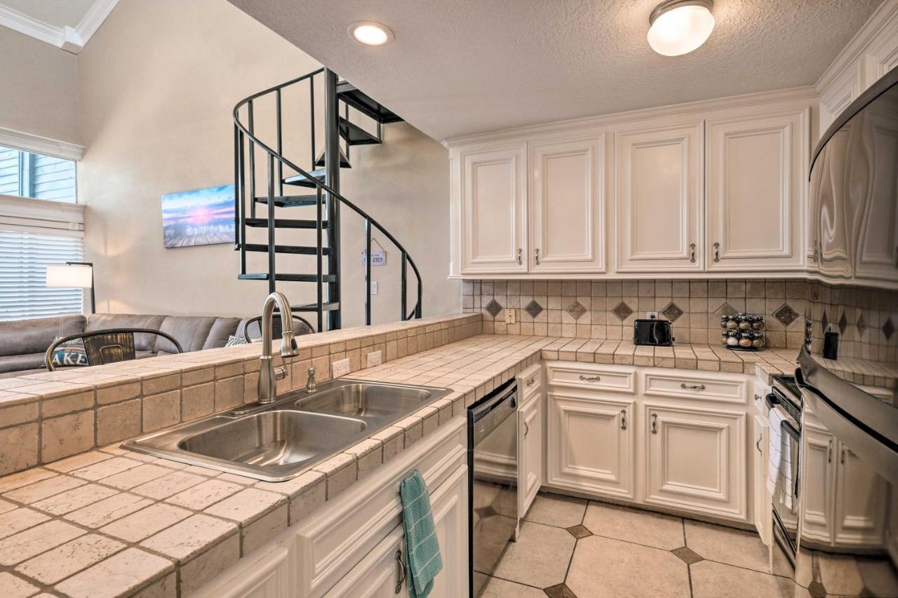 Idyllic Montgomery Condo With Pool And Lake View! エクステリア 写真
